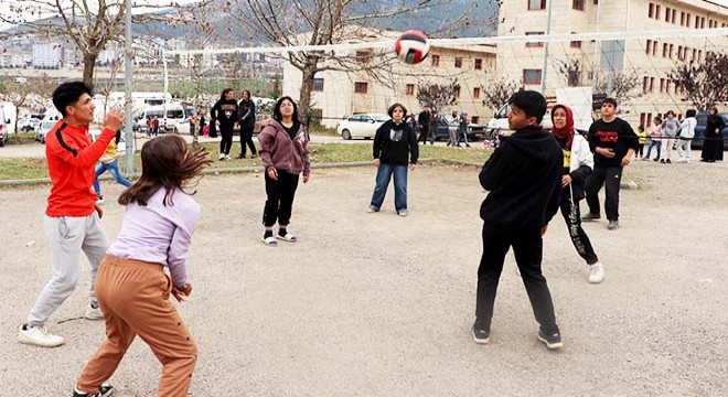 Depremzede çocuklar için voleybol turnuvası