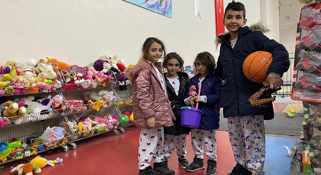 Depremzede çocuklara oyuncak dağıtıldı