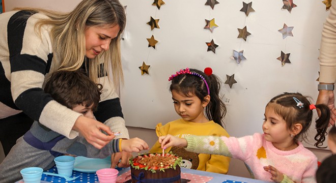 Depremzede çocukların buruk doğum günü