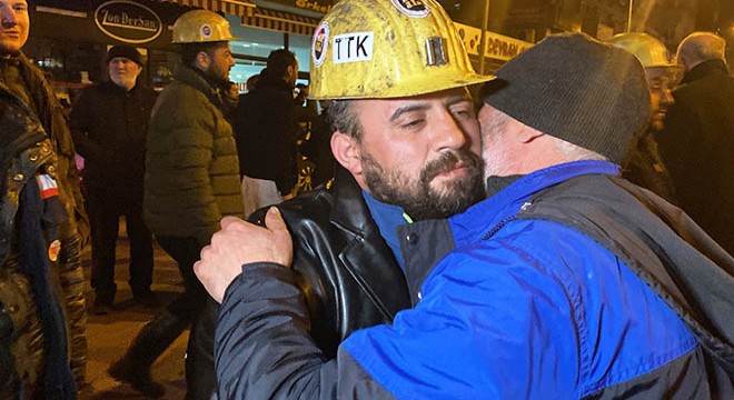 Depremzede, madenciye sarılarak teşekkür etti