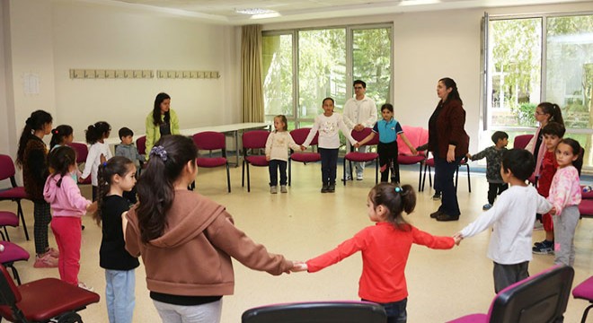 Depremzede çocuklar eğlenerek öğreniyor