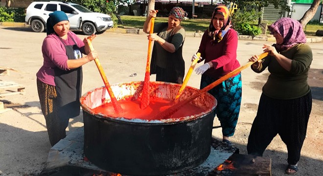 Depremzede kadınlar, üreterek hayata tutunuyor