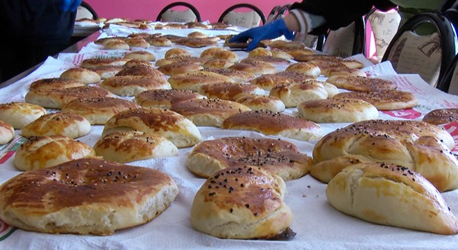 Depremzedeler için poğaça hazırlayıp, gönderdiler
