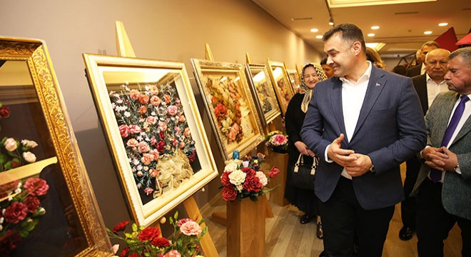 Depremzedeler yararına 8 Mart sergisi