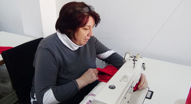 Depremzedelere destek için dikiş makinesinin başına geçtiler