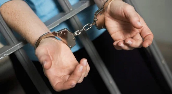 Depremzedelere yardım vaadiyle 2 kişiyi dolandırıp tutuklandı