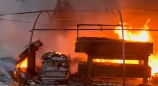 Depremzedelerin kurduğu 5 çadır yangında kül oldu