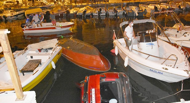 Dereye uçan cip, üzerine düştüğü tekneyle suya gömüldü