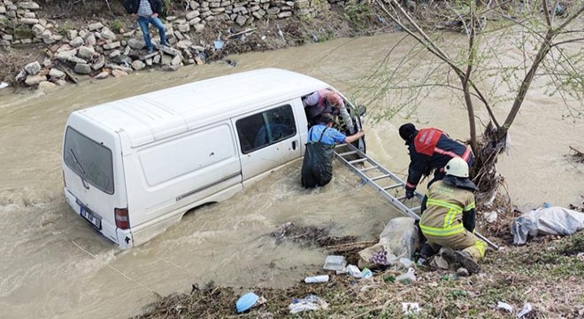 Dereye uçan minibüste mahsur kaldı