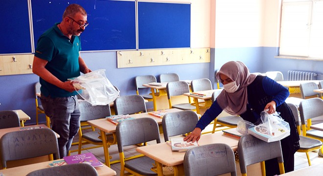 Ders kitapları sıralara konulmaya başlandı