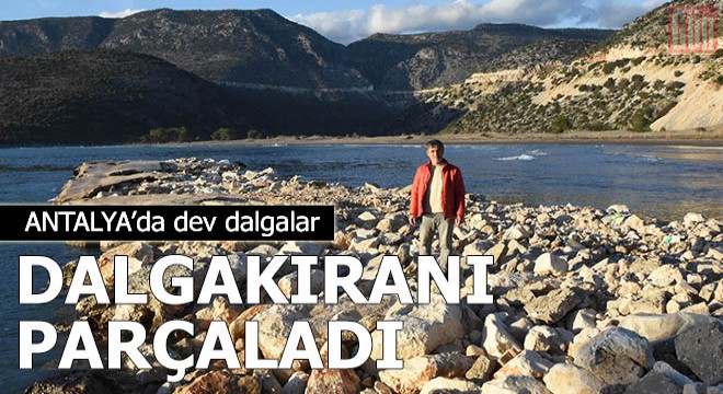 Dev dalgalar dalgakıranı parçaladı