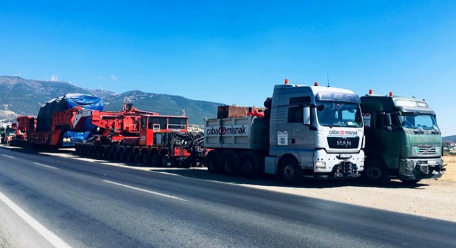 Dev makine parçası taşıyan tır güçlükle ilerledi