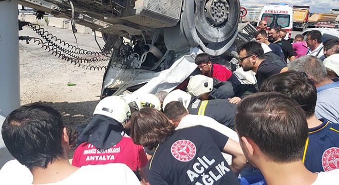 Devrilen TIR'ın şoförü, sıkıştığı yerden güçlükle çıkarıldı