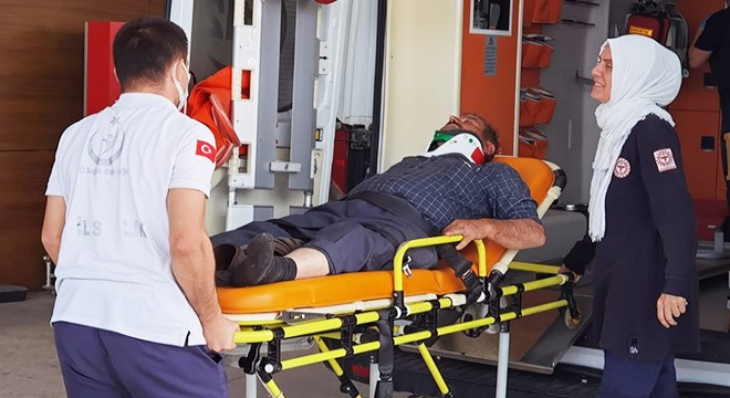 Devrilen TIR’ın şoförü yaralandı