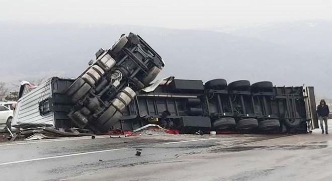 Devrilen TIR'ın şoförü yaralandı