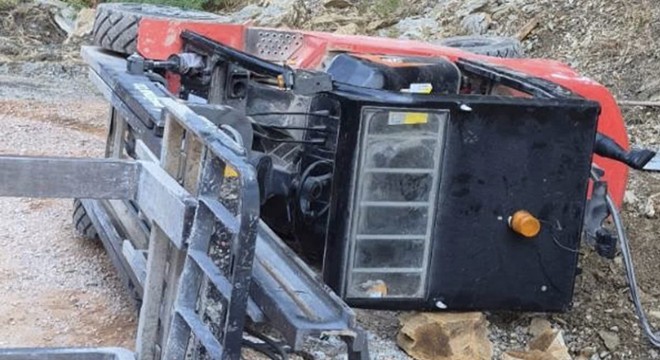 Devrilen forkliftin altında kalıp, yaralandı