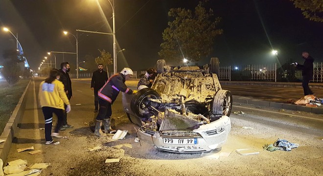 Devrilen otomobildeki anne ve kızı yaralandı
