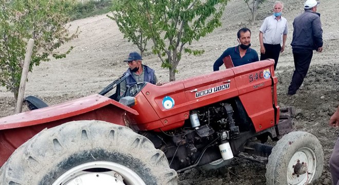 Devrilen traktörün altında kalan çiftçi ağır yaralandı