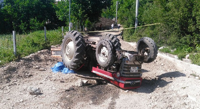 Devrilen traktörün sürücüsü öldü, annesi yaralı