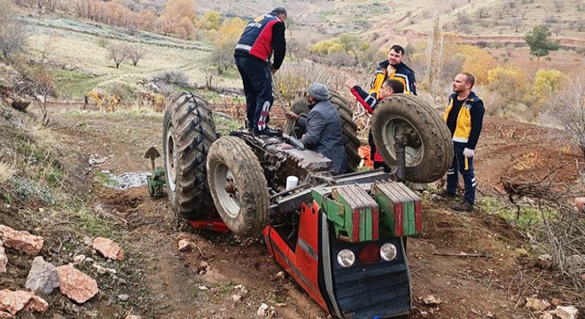 Devrilen traktörünün altında kaldı, kurtarılamadı