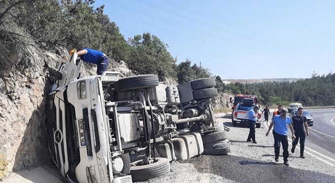 Devrilen TIR’ın sürücüsü yaralandı