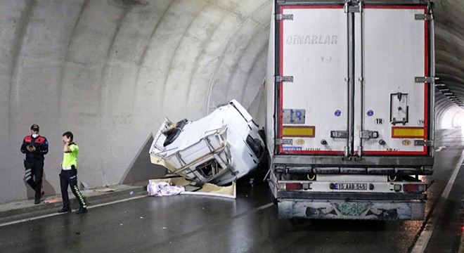 Devrilen TIR tüneli kapattı