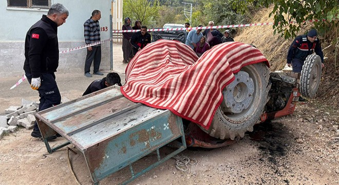 Devrilen traktörün altında kalıp, öldü