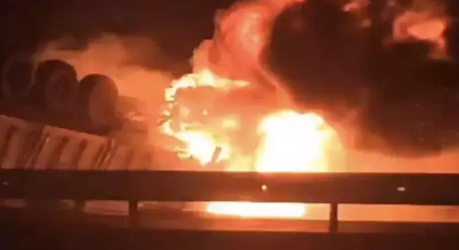 Devrilerek alev alan TIR’ın şoförü feci şekilde can verdi