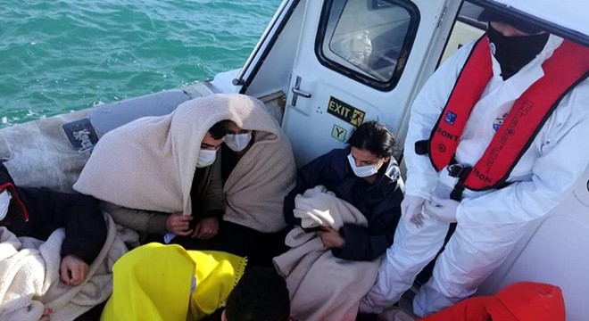 Didim'de yelkenli devrildi: 1 göçmen öldü, 9'u kurtarıldı