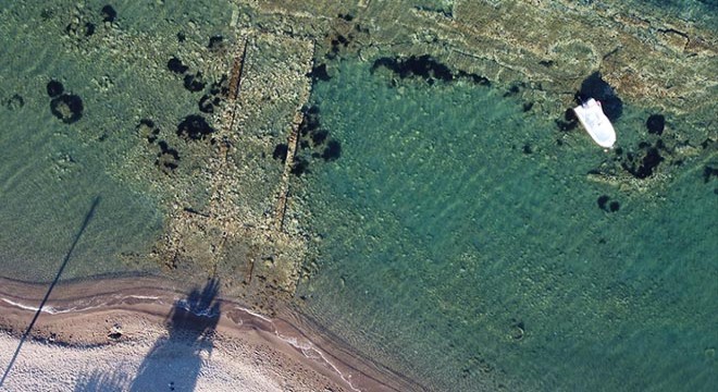 Dikili’de yüzerken Atarneus Antik Kenti'nin limanını buldu