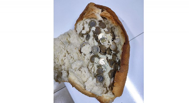 Dilencinin topladığı paralar, ekmek arasından çıktı