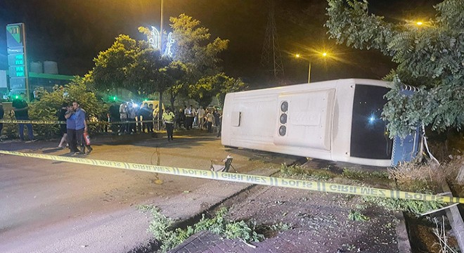 Direğe çarpan halk otobüsünün şoförü yaralandı