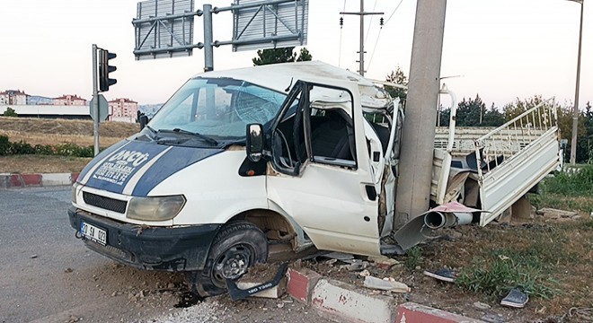 Direğe çarpan kamyonetin sürücüsü yaralandı