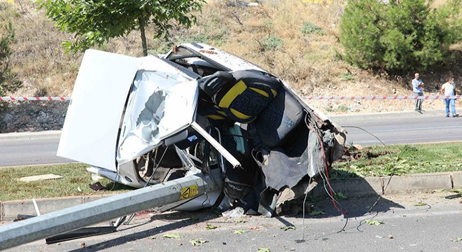 Direğe çarpan otomobil ikiye bölündü: 2 ölü, 2 yaralı