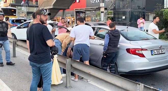 Direksiyonda kalp krizi geçiren sürücüye kalp masajı
