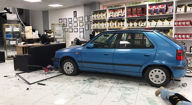 Direksiyonda kalp krizi geçirip otomobiliyle iş yerine giren sürücü öldü