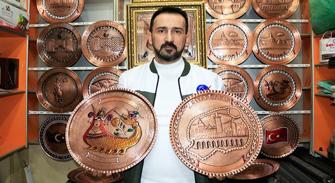 Diyarbakır'da 25 yıldır tarihi mekanları bakıra işliyor