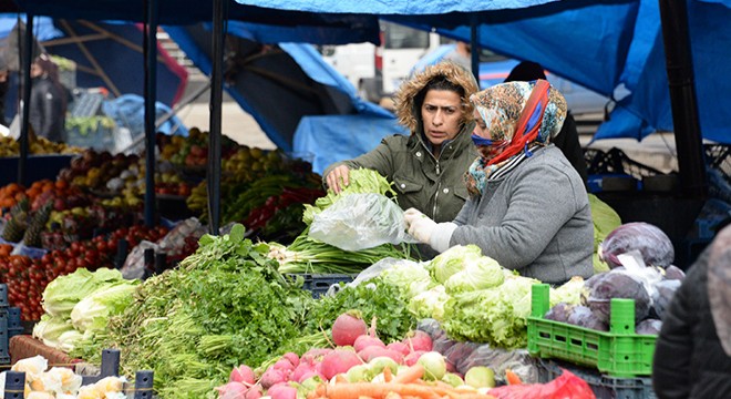 Diyarbakır'daki pazarda 500 kadın ürettiklerini satıyor