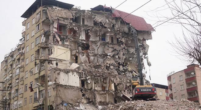 Diyarbakır’da acil yıkım kararı alınan yapılar yıkılıyor