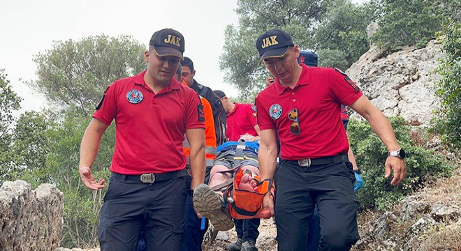 Doğa yürüyüşünde ayak bileği kırılan turisti, sedyeyle taşıdılar