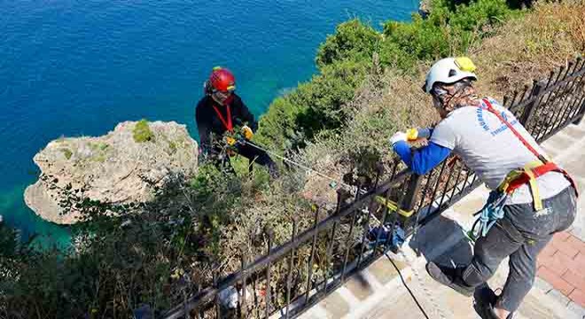 Antalya da doğa harikası falezlerde temizlik