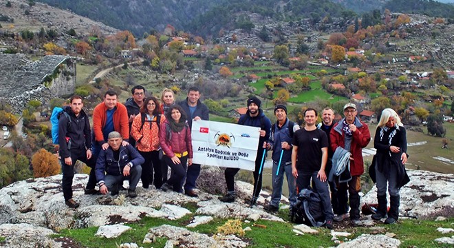 Doğa tutkunlarının  Adam kayalar  ilgisi