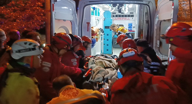 Doğa yürüyüşünde kayalık bölgeye düştüler: 1 ölü, 1 yaralı