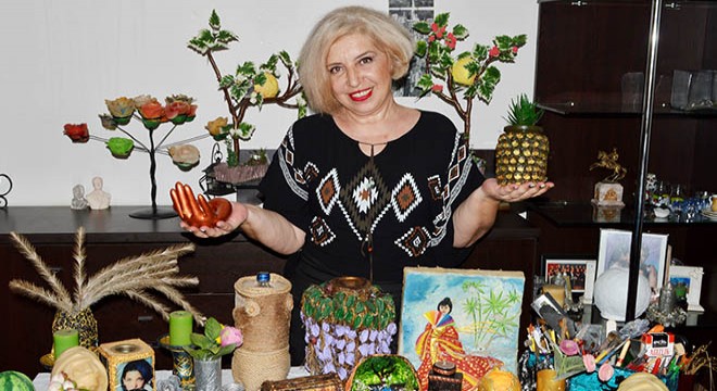 Doğadaki atıkları sanat eserine dönüştürüyor