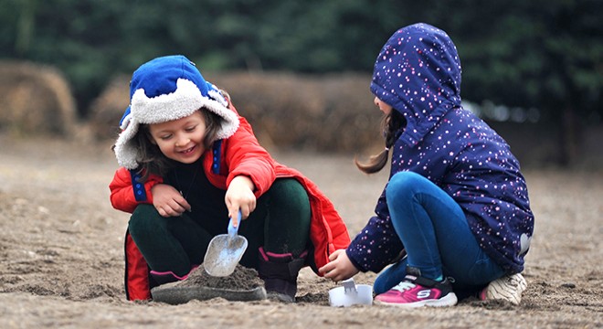 Doğadaki anaokulunda,  düşe kalka  öğreniyorlar