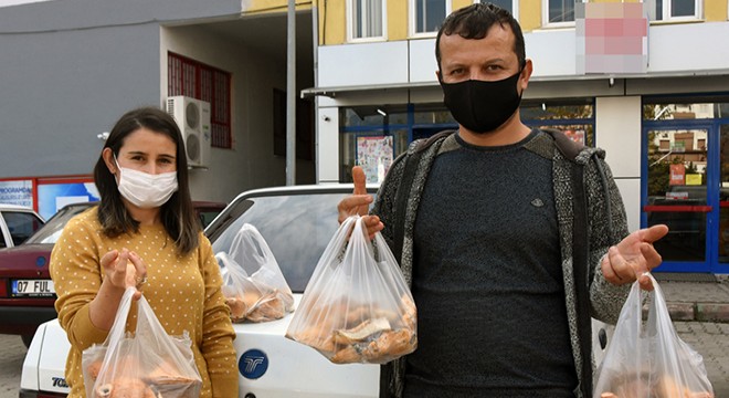 Doğadan topladıkları mantarları satıyorlar