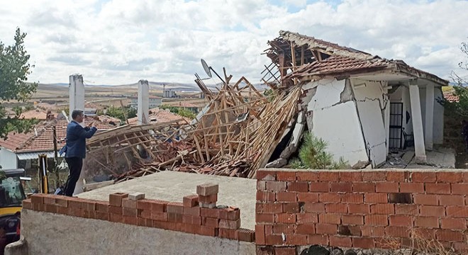 Doğal gaz patlaması; 2 katlı bina çöktü, 3 yaralı