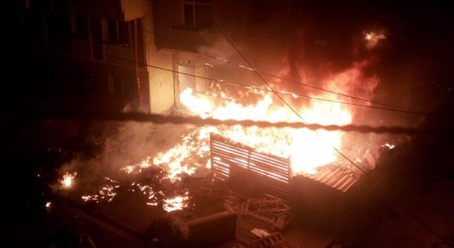 Doğalgaz kutusunda çıkan yangında 2 daire kullanılamaz hale geldi