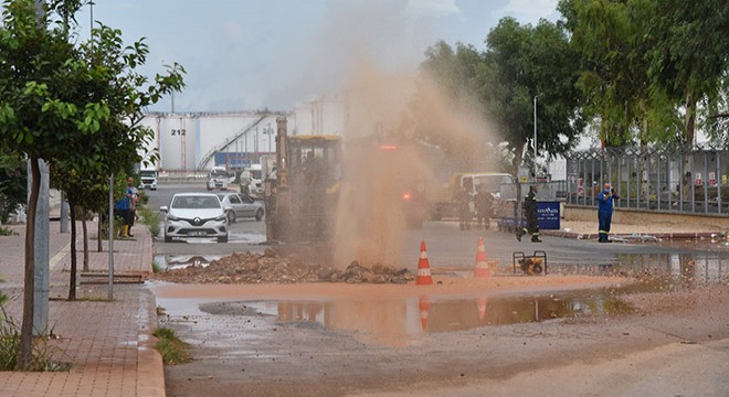 Doğalgaz ve su borusu patladı, büyük panik yaşandı