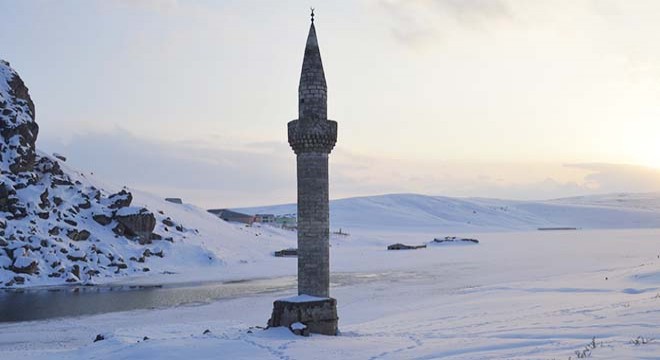 Donan baraj gölünden minare yükseliyor